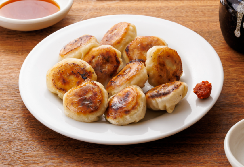 「記録」には残ってませんが、当時の情景を思い起こさせる、そんな創業家ご親族の記憶に残る味を、この度「復刻一口餃子」として復刻。創業家の記憶と心に残った現代の博多一口餃子に通じるルーツを、原料と配合、姿カタチまで、可能な限り再現したのが、この「復刻一口餃子」です。